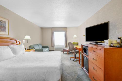 Una cama o camas en una habitación de Days Inn by Wyndham Red Deer