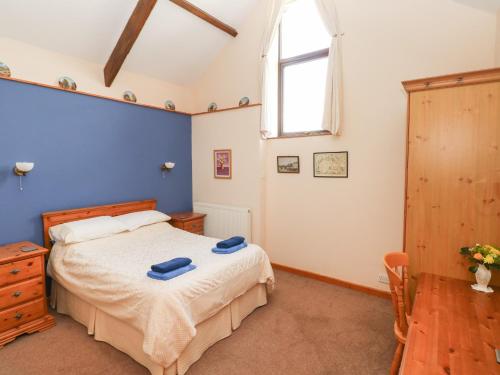 Postel nebo postele na pokoji v ubytování Hill Top Farm Cottage