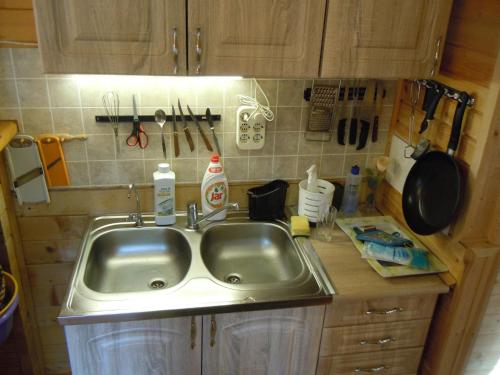 een aanrecht met een wastafel in de keuken bij E-major in Kismaros