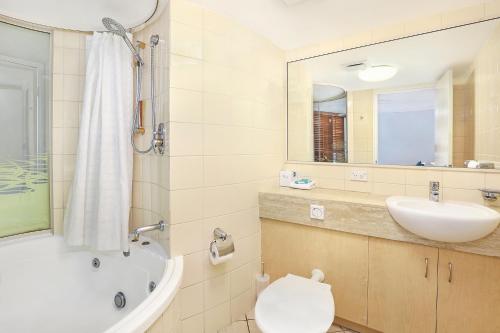 Un baño de Grand Palais Boolarong Beachside Apartments