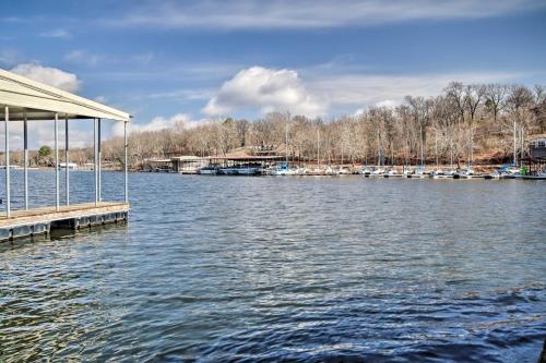 Rustic Eucha Dwelling with Balcony, Grand Lake Views – Photos 4