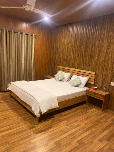 Postel nebo postele na pokoji v ubytování Indus View Hotel Skardu