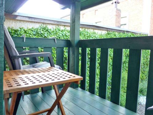 una mesa de madera y una silla en la cubierta en Ferienhaus "Innenhof" Objekt ID 13839-8 en Waren