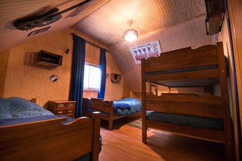 a small room with two bunk beds and a window at Duub Hostel in Las Trancas