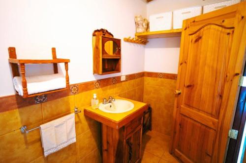 a bathroom with a sink and a mirror at Bungalow Cajamarca, con Wifi y Cochera in Cajamarca