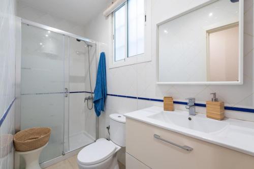 y baño con aseo y ducha. en CHARMING 2 ROOMS APARTMENT, 3 beds, 8 min walk to Las Canteras Beach, en Las Palmas de Gran Canaria