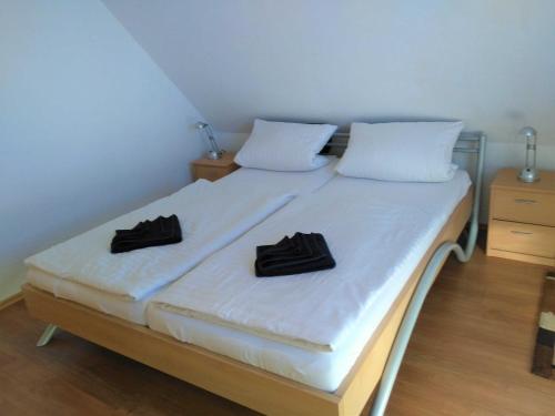 ein Schlafzimmer mit einem Bett mit zwei Handtüchern darauf in der Unterkunft Bahnhofsweg 12 in Sierksdorf