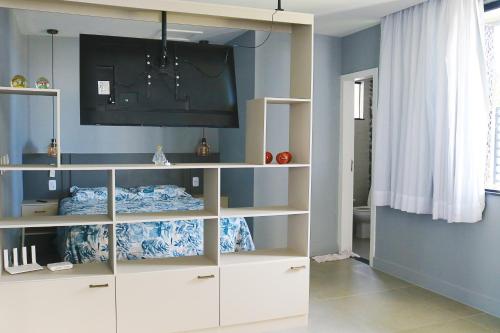a bedroom with blue walls and white shelves at Magnífica casa na aruana c/ churrasqueira/piscina in Aracaju