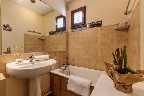 ein Badezimmer mit einem Waschbecken, einem WC und einer Badewanne in der Unterkunft Appartement Des Lacs - Happy Rentals in Chamonix-Mont-Blanc