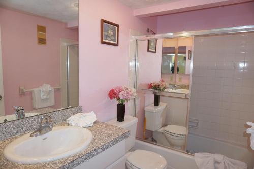 Een badkamer bij Sea Breeze Resort by Travel Resort Services
