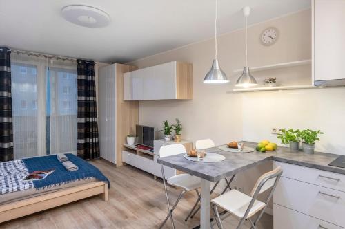 Dapur atau dapur kecil di Metro Wilanowska Aparts