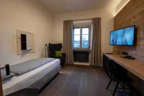 TV o dispositivi per l'intrattenimento presso LANDHOTEL ALTE ZOLLSTATION- Historical Building