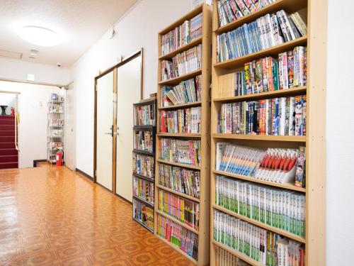SodegauraにあるTabist 浜戸屋旅館 男性専用のDVDが入った本棚の部屋