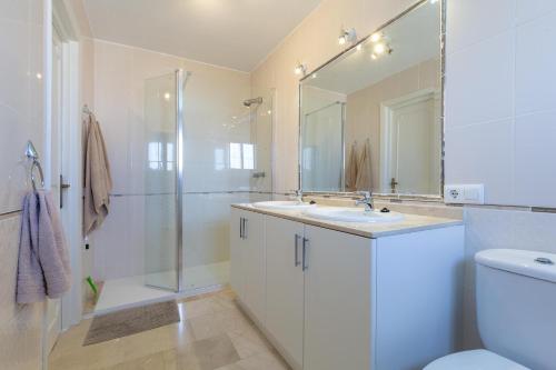 biała łazienka z umywalką i prysznicem w obiekcie Super Villa priv heated pool 3bed w mieście La Cala de Mijas