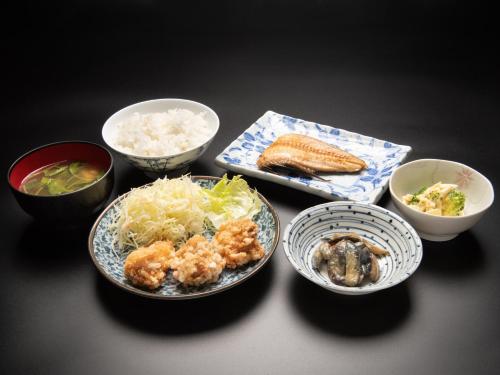 ホテルの敷地内または近くでの食事または食べ物