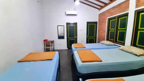 Postel nebo postele na pokoji v ubytování Sonosewu Guesthouse Syariah