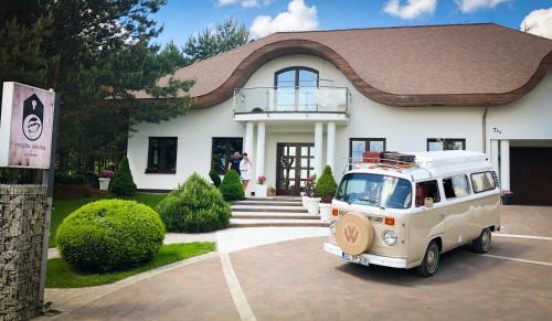 Biały van zaparkowany przed domem w obiekcie Modra Sikorka w Tomaszowie Mazowieckim