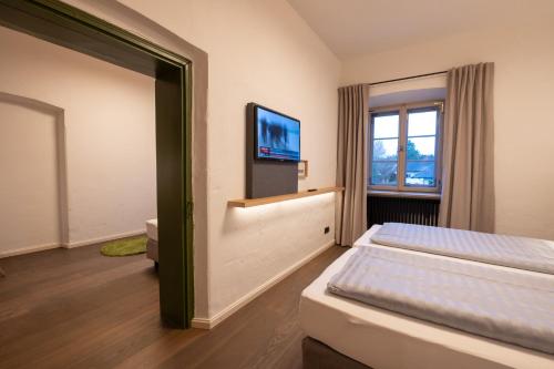 TV o dispositivi per l'intrattenimento presso LANDHOTEL ALTE ZOLLSTATION- Historical Building
