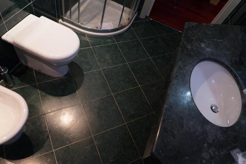 een badkamer met een toilet en een wastafel bij Cremona Palace Hotel in Costa Santʼ Abramo