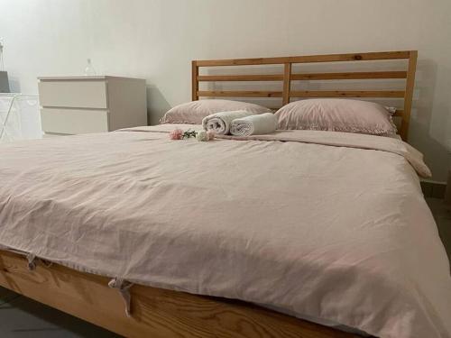 Una cama con dos toallas y dos animales de peluche. en D13A, CYBERJAYA, Netflix, Wifi, Free Parking, Balcony, 2013, en Cyberjaya
