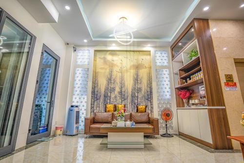 Tây Ninh的住宿－GOLD CITY Hotel，大楼内一个带沙发和桌子的大堂