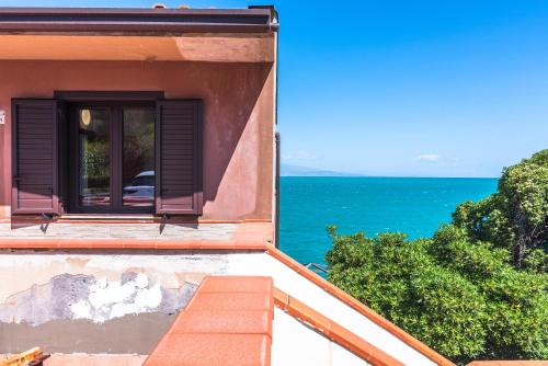 a view of the ocean from the balcony of a house at La terrazza sul Mare in Agnone Bagni