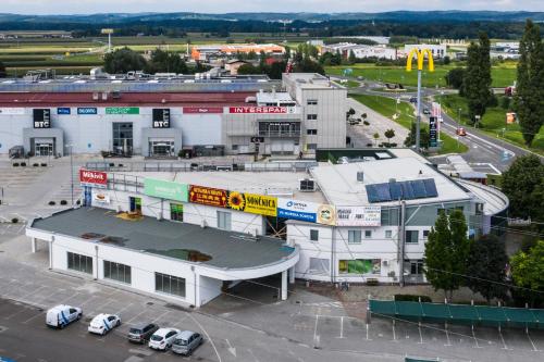 una vista aérea de una ciudad con aparcamiento en Rooms Cipot, en Murska Sobota