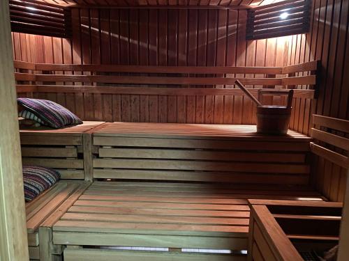 una sauna con 2 bancos en una sala de madera en Ferienwohnung am Badesee mit priv. Sauna /Terrasse, en Erzgrube