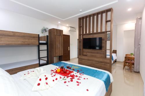 1 dormitorio con 1 cama y 1 litera en Học Hương Hotel Quy Nhơn en Quy Nhon