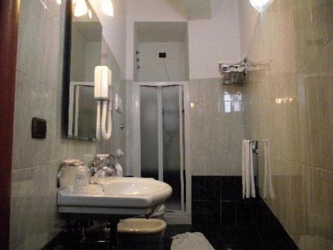 Ett badrum på Hotel Riviera Lido