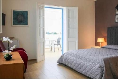 Il MonteにあるPorto Gaio Accomodationのベッドルーム1室(ベッド1台付)、パティオへのドアが備わります。