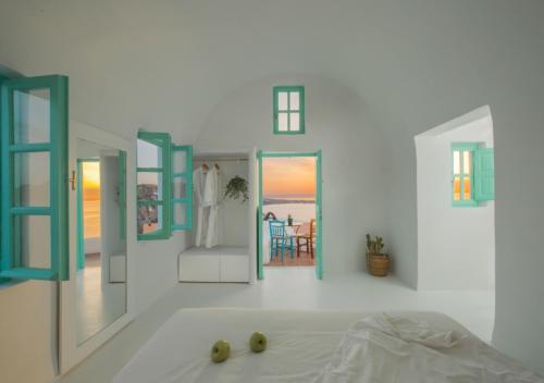 1 dormitorio con bañera y vistas al océano en Sophia Castle View, en Oia