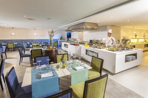 a chef in the kitchen of a restaurant at Occidental Sfax Centre in Sfax