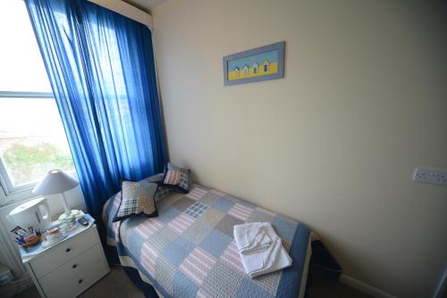 Una cama o camas en una habitación de Marine View