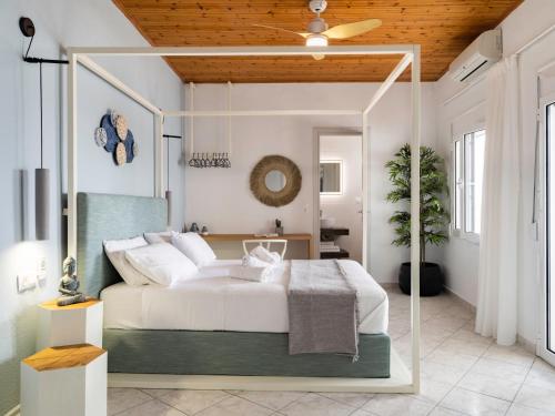 - une chambre avec un grand lit blanc dans l'établissement Traditional House Overlooking the Libyan Sea, à Kerames