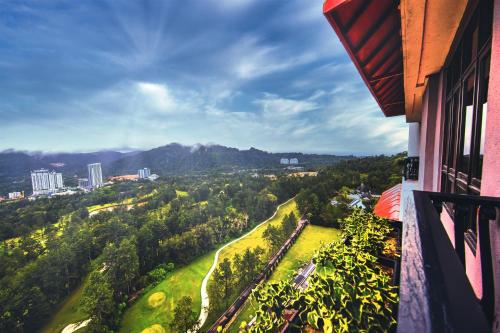un balcone con vista sulla città di un edificio di Resorts World Awana a Resorts World Genting