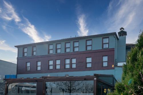 a large brick building with a sky at ERTA SOYAK THERMAL OTEL in Çekirge