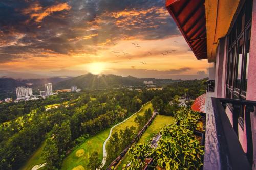 uma vista para o pôr-do-sol a partir da varanda de um edifício em Resorts World Awana em Genting Highlands