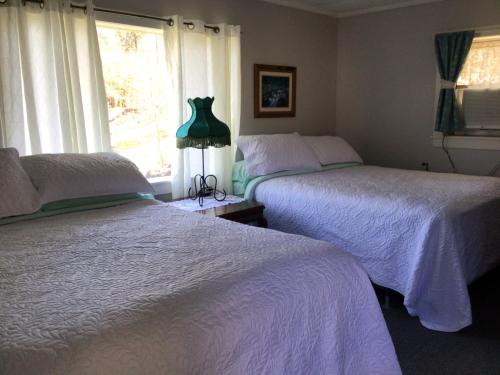 Ένα ή περισσότερα κρεβάτια σε δωμάτιο στο Lucky 7/ Rainbow motel