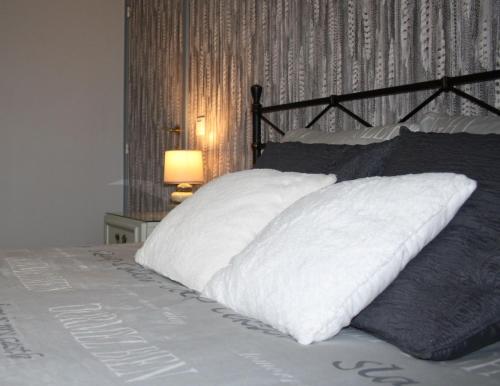 een bed met twee witte kussens erop bij Chambres La Belle Vue in Dinant