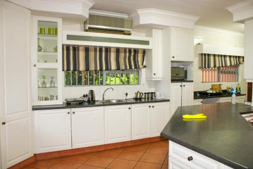 Una cocina o cocineta en Seaview Executive Guest House