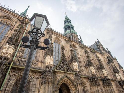 a street light in front of a cathedral at Limehome Zwickau Hauptmarkt in Zwickau