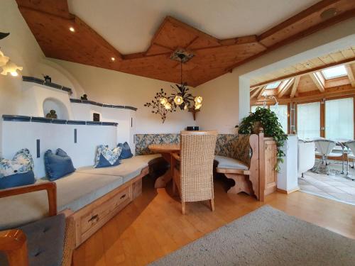 uma sala de estar com um sofá e uma mesa em Haus Lisa em Reith im Alpbachtal