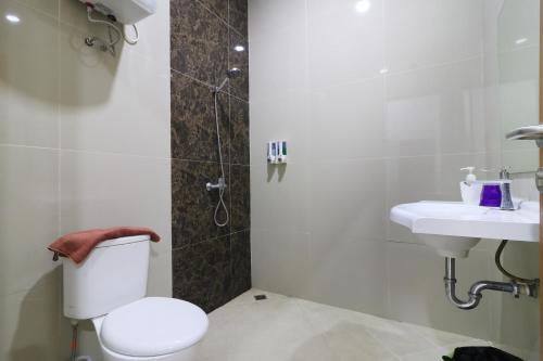 Bilik mandi di Locus Rooms