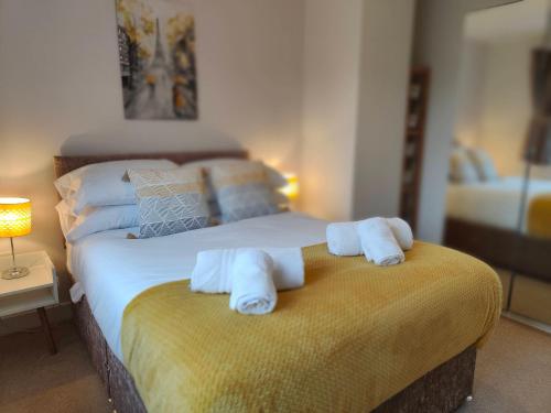 a bedroom with a bed with towels on it at Birdsong Rural Winchester Twyford - 2BR, 5BR, 7BR - sleeps upto 14 in Winchester