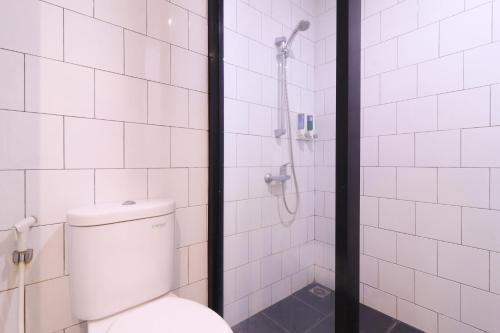 Bilik mandi di Locus Rooms