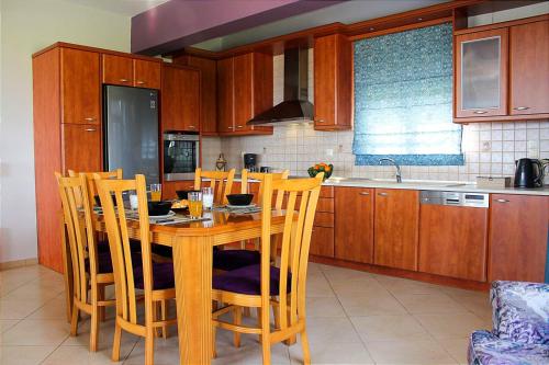 eine Küche mit einem Holztisch und Holzschränken in der Unterkunft Country House Crete in Amnátos