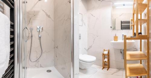 une salle de bain avec une douche, des toilettes et un lavabo dans l'établissement Apartmán Vrchlabí Krkonoše, à Vrchlabí