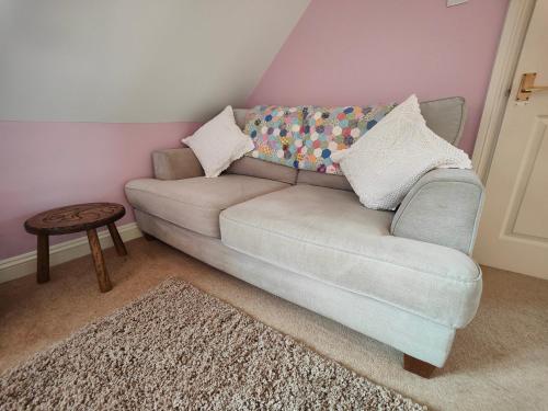 a living room with a couch and a table at Birdsong Rural Winchester Twyford - 2BR, 5BR, 7BR - sleeps upto 14 in Winchester