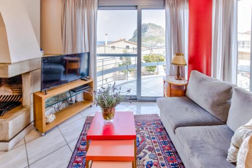 Posezení v ubytování Monemvasia Modern Flat with Panoramic Sea View